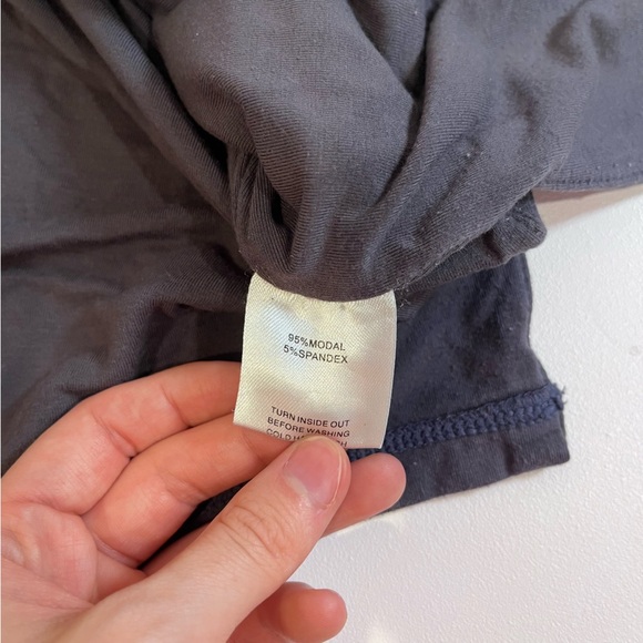 🧁white fox dark gray tank top minimalist basic layering - Picture 8 of 8